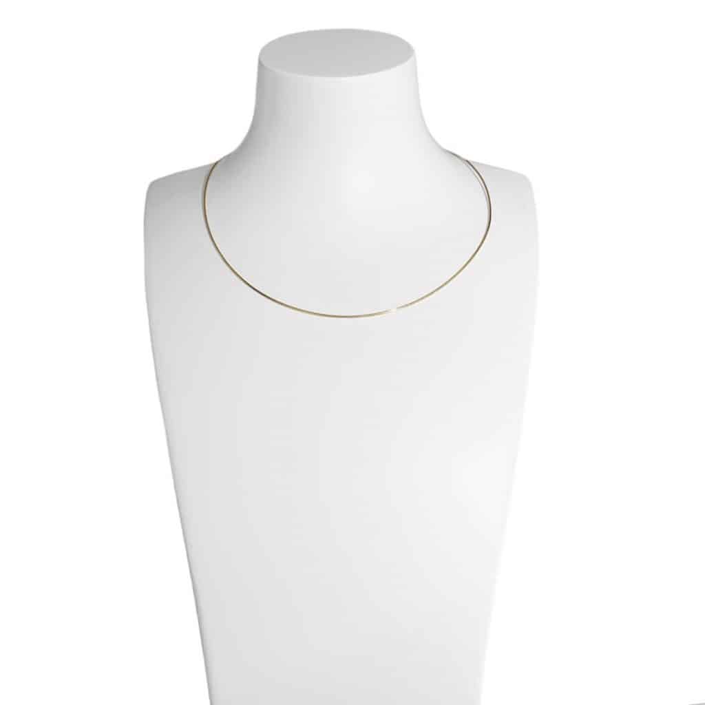 Goldketten für Anhänger, Goldreifen, Halsreifen aus Gold, Halsschmuck, Goldschmuck für Damen, Omegareifen, Halsreif zart, Produktfoto auf Schmuckbüste