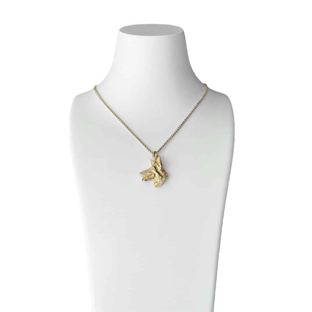 Goldanhänger für Damen und Herren, Goldanhänger Hund Schäferhund Anhänger für Goldketten Produktbild auf Schmuckbüste 9484