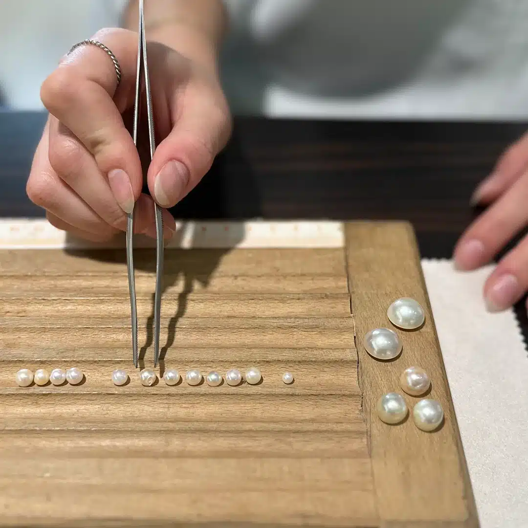 Beschädigte Perlen ersetzen Perlen sortieren Juwelier Brandstetter Wien