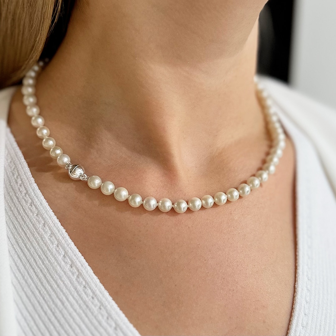 Klassische Perlenkette PX-117 getragen