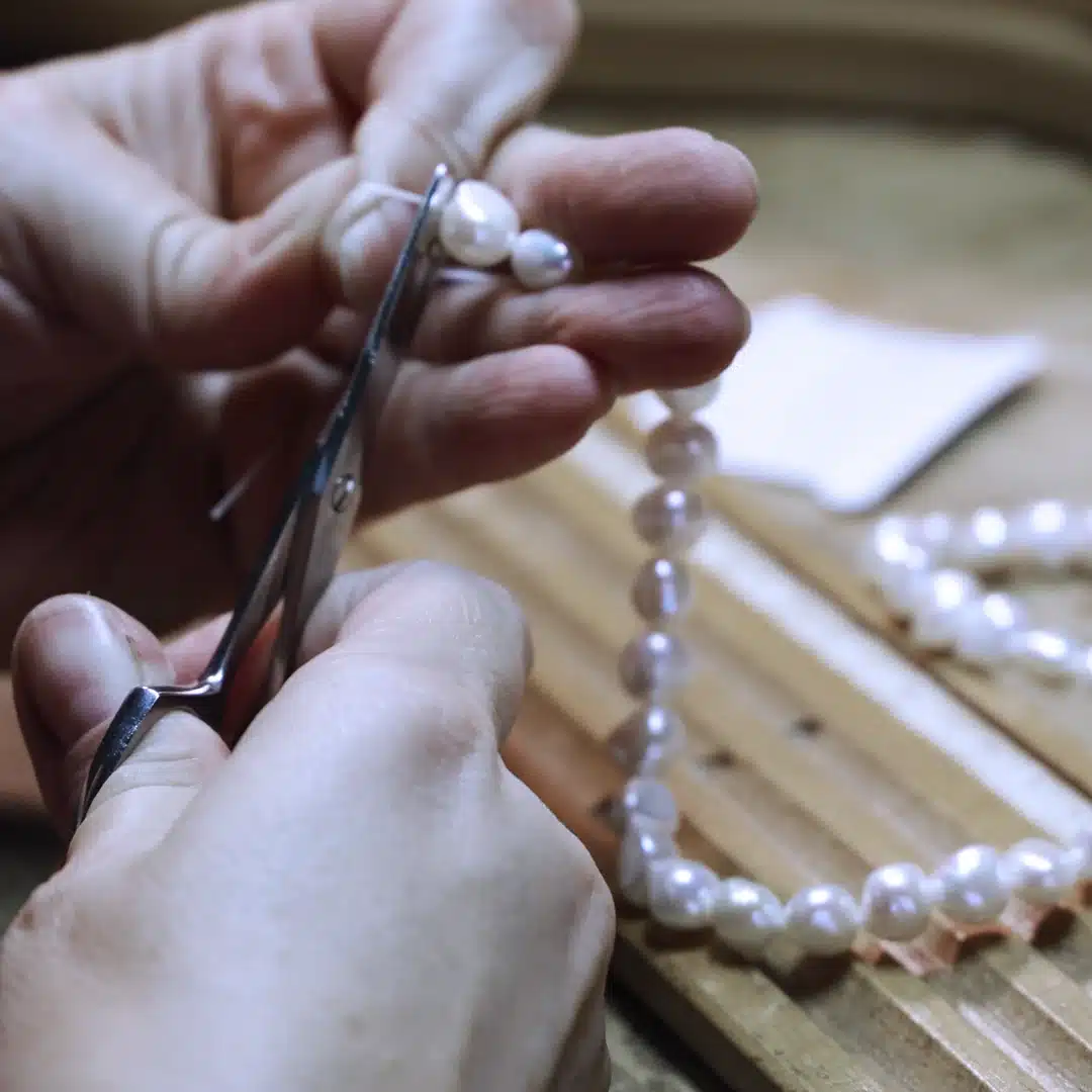 Perlenketten knüpfen und fädeln, Perlenketten reparieren Juwelier Brandstetter Wien