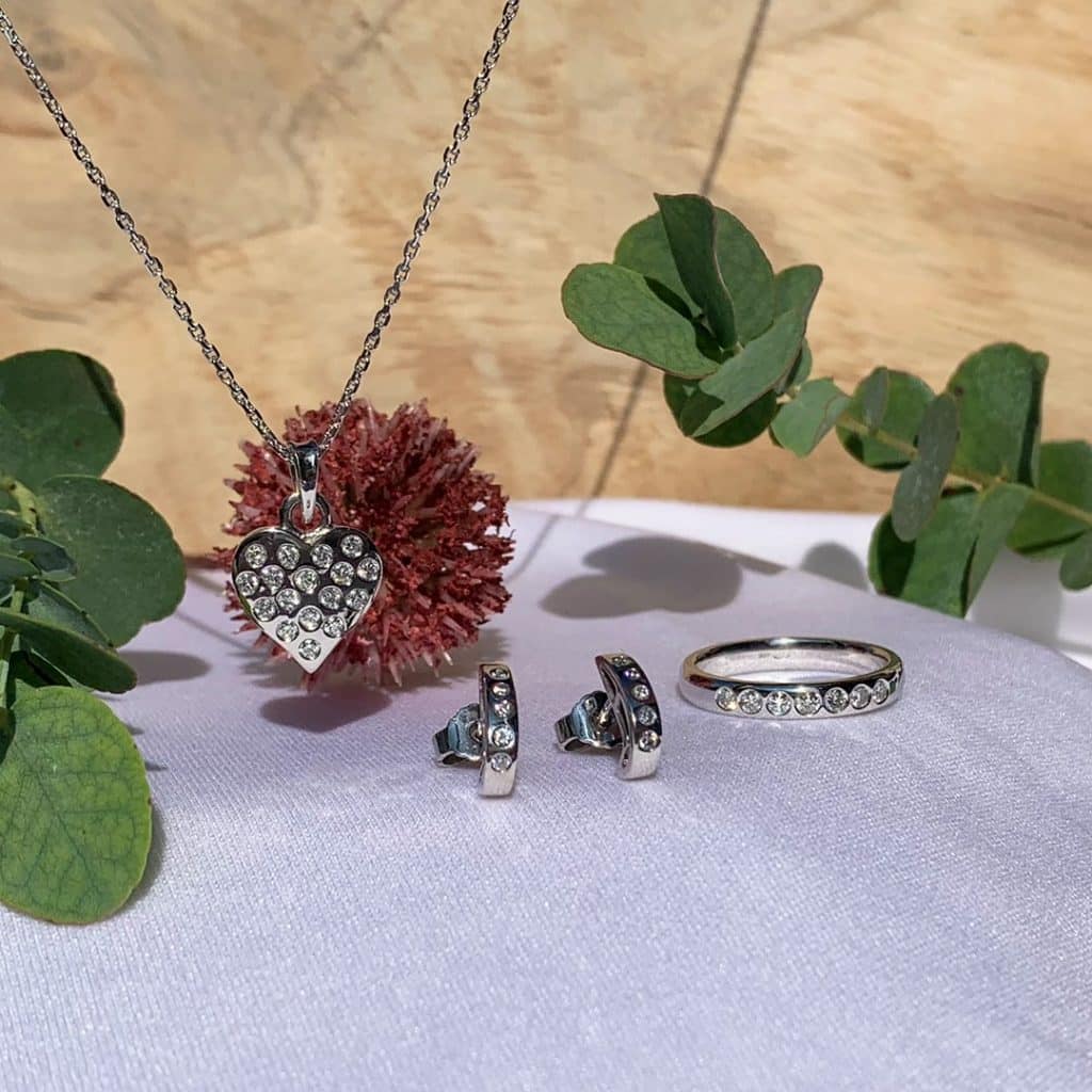 Goldanhänger für Damen Weißgoldanhänger Herz Brillantherz Schmuckanfertigungen Wien Diamantanhänger Weißgoldschmuck kombiniert mit Diamantcreolen und einem Diamantring 15093