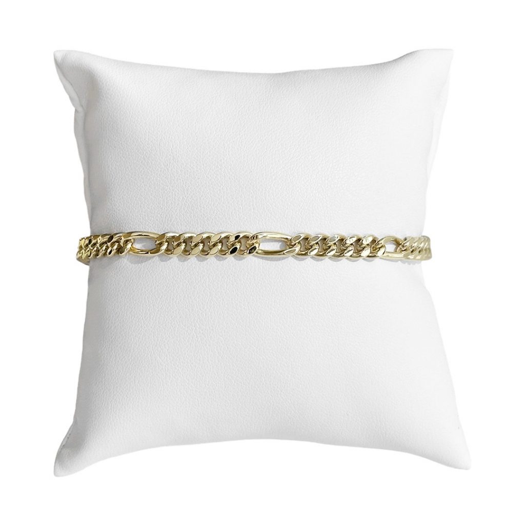 Figaro Goldarmband aus 585 Gelbgold, 5mm breit und 20cm lang, präsentiert auf einem weißen Polster vor weißem Hintergrund. Das Armband zeigt das klassische Figaro-Muster. Artikelnummer 20cm Goldarmband Figaro 5mm 585 Gelbgold 16034