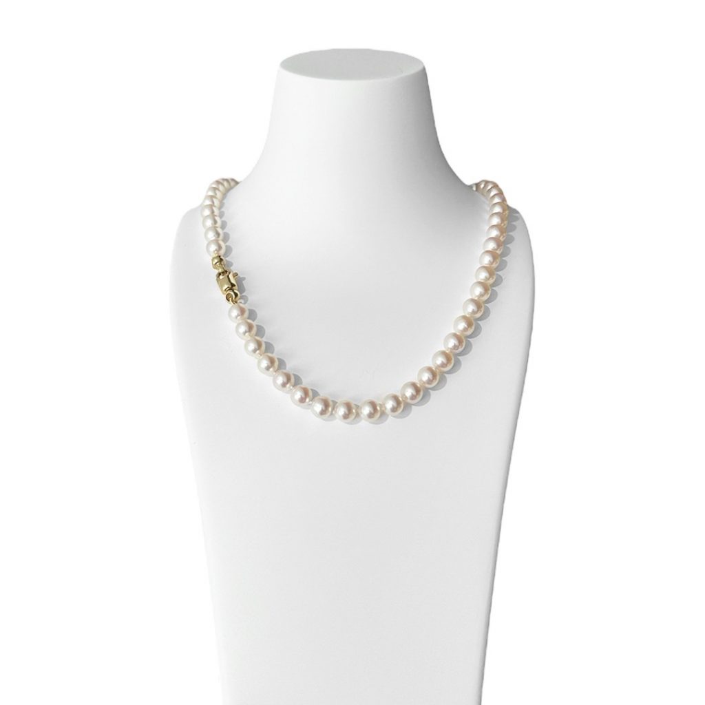 Klassische Akoya-Perlenkette mit 47cm Länge, mit 7,5–8 mm großen Perlen und 585 Gelbgold-Karabiner. Artikelnummer 16204