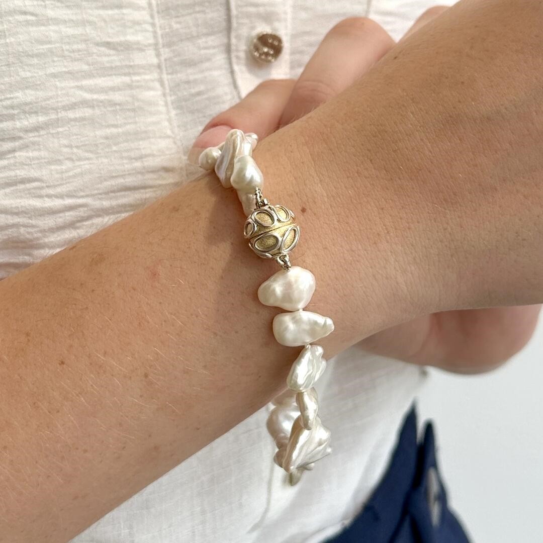 Perlenschmuck Perlenarmband Armschmuck für Damen Süßwasserperlenarmband getragen von einer elegant gekleideten Dame 16039