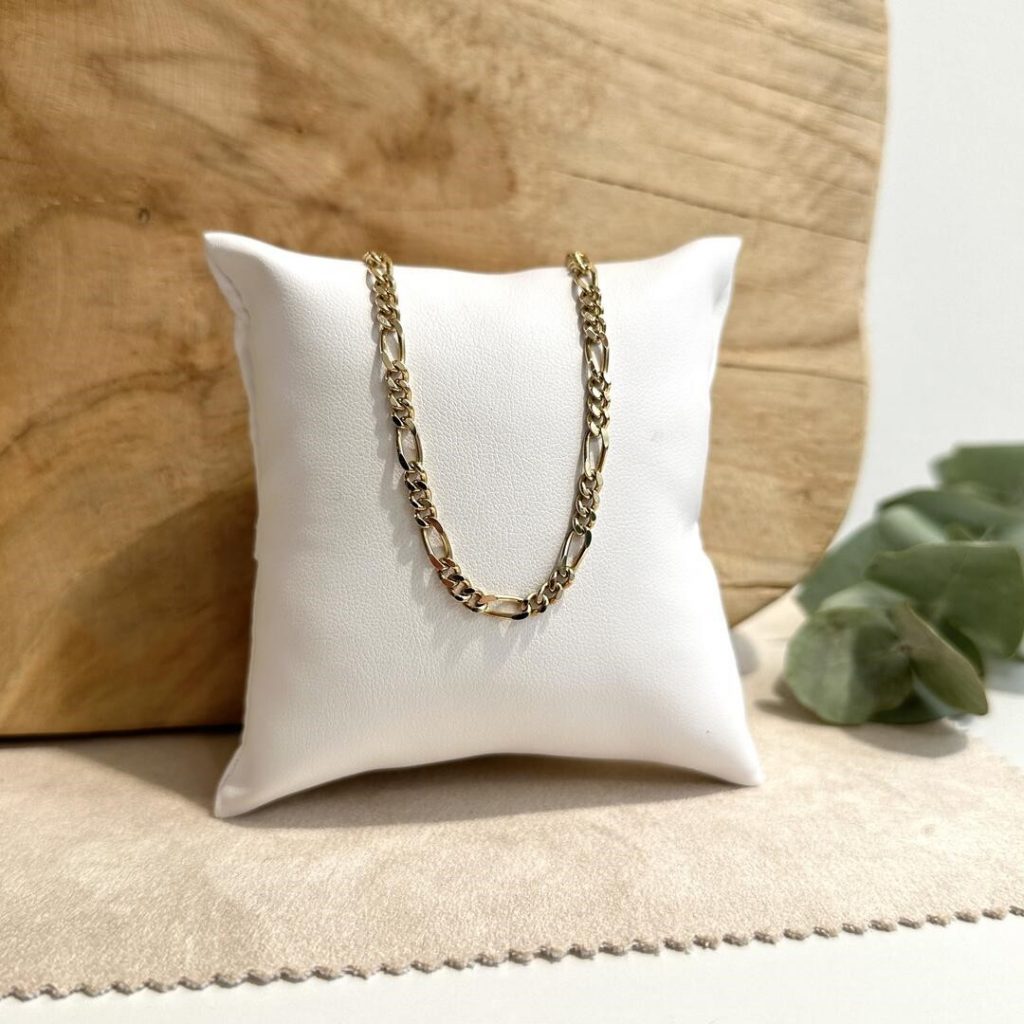 Goldketten für Damen Goldketten für Herren 47cm Figarokette aus 585 Gelbgold Halsschmuck für Damen und Herren fotografiert auf einem weißen Schmuckpolster 16130