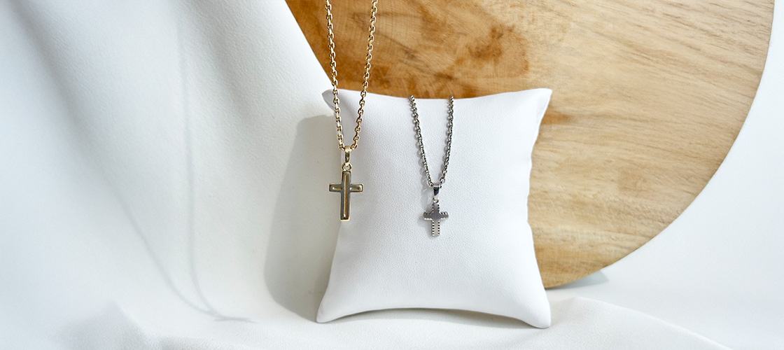 Kreuze Anhänger aus Gold von Juwelier Brandstetter Wien