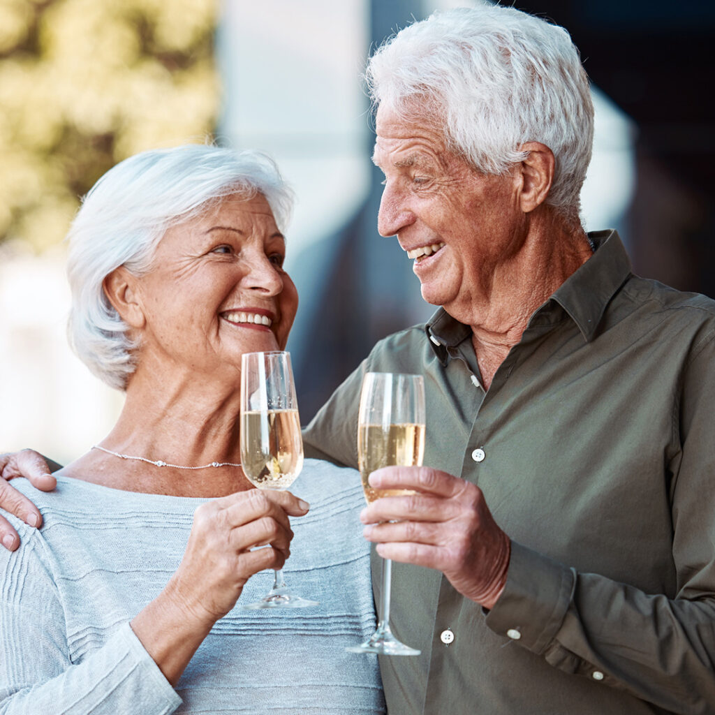 Älteres Ehepaar stoßt mit Sekt an zur Goldene Hochzeit Geschenke Juwelier Brandstetter Wien